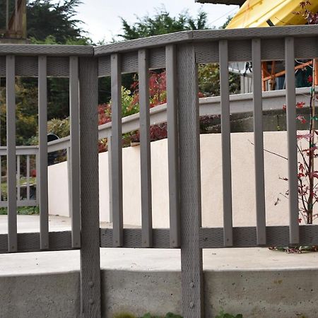 Lighthouse Cove Inn Bandon Exterior photo A residential picket fence