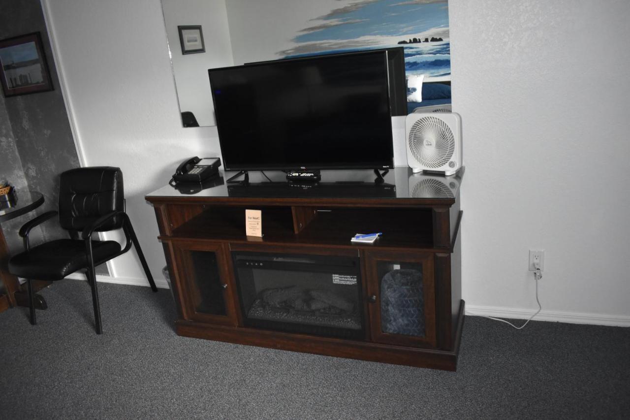 Lighthouse Cove Inn Bandon Exterior photo A typical entertainment center
