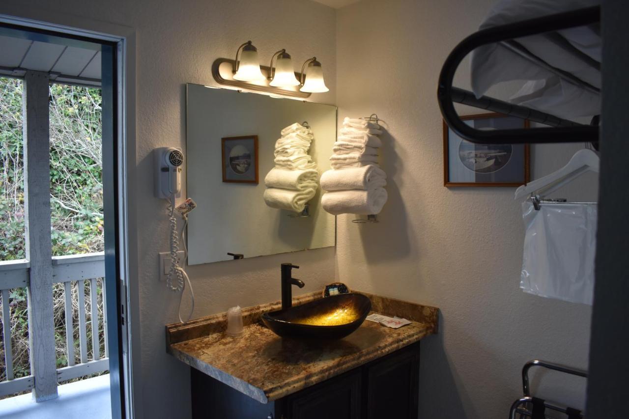 Lighthouse Cove Inn Bandon Exterior photo A bathroom at the Inn at the Tides