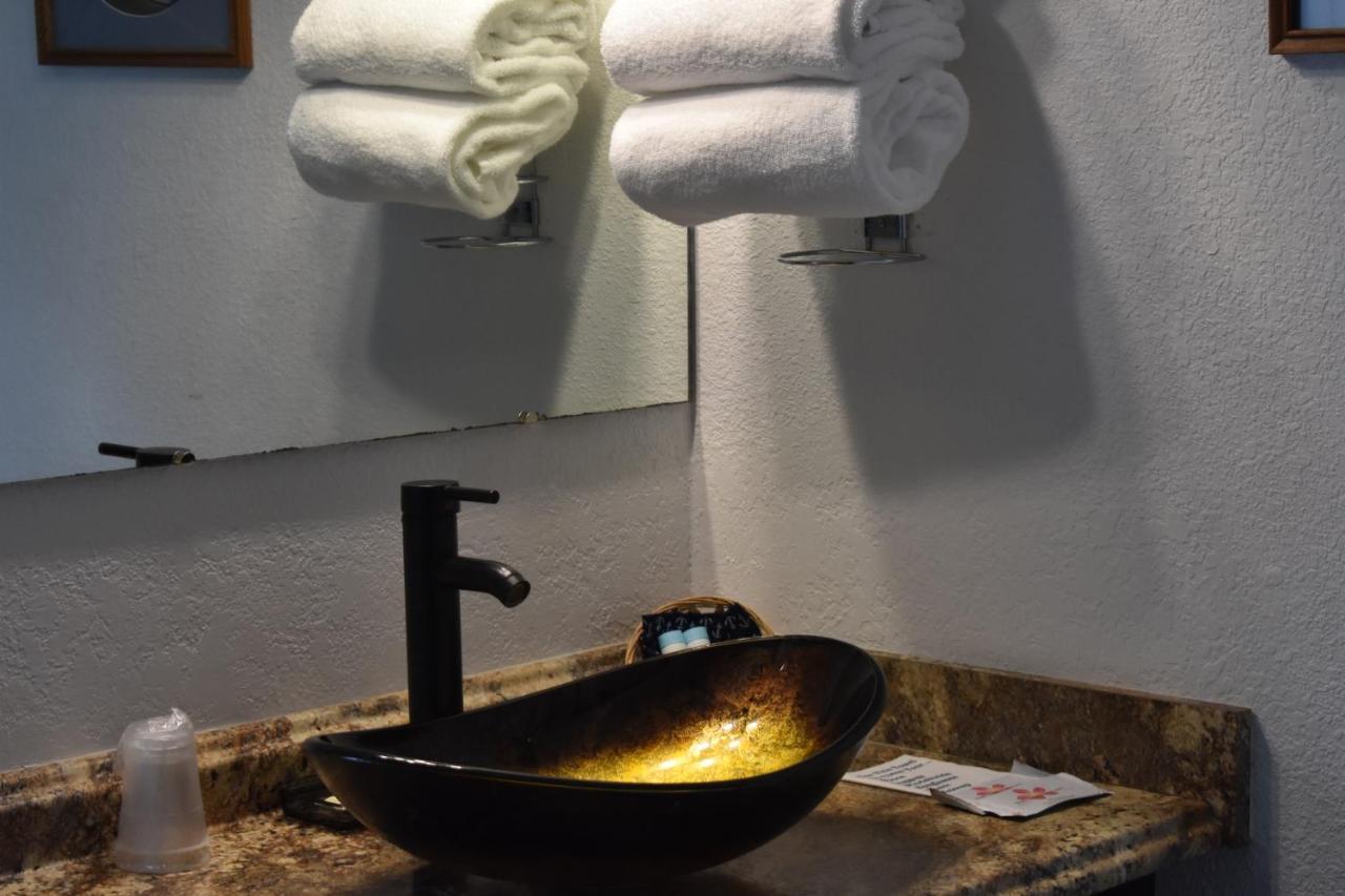 Lighthouse Cove Inn Bandon Exterior photo A vessel sink