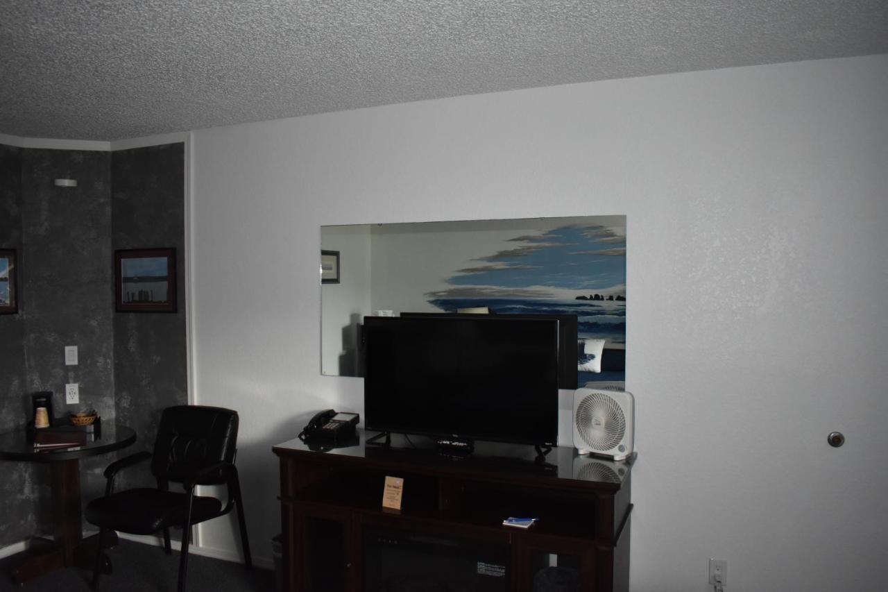 Lighthouse Cove Inn Bandon Exterior photo A room with a two-way mirror