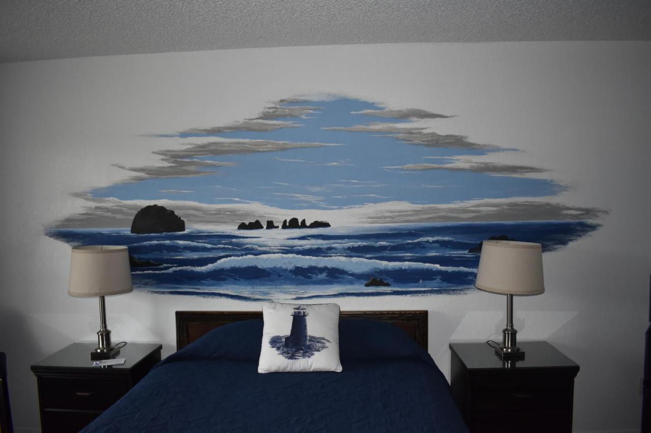 Lighthouse Cove Inn Bandon Exterior photo Mural of the sea at the Inn at the Tides