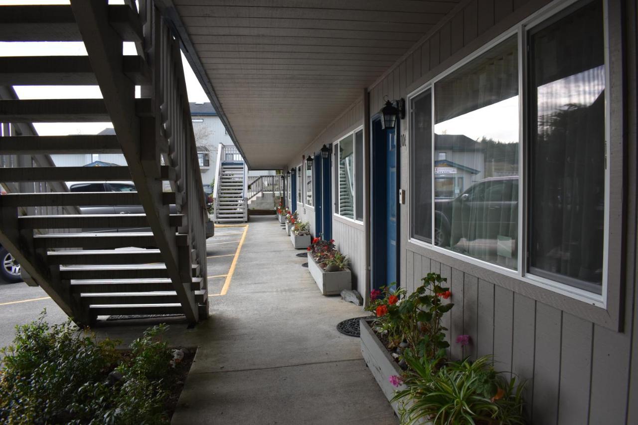 Lighthouse Cove Inn Bandon Exterior photo The exterior of the rooms at the motel