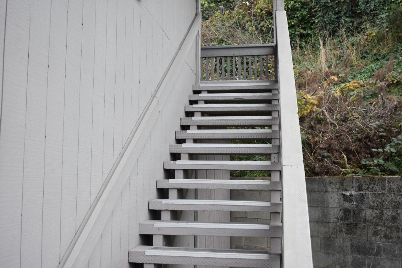 Lighthouse Cove Inn Bandon Exterior photo A straight staircase