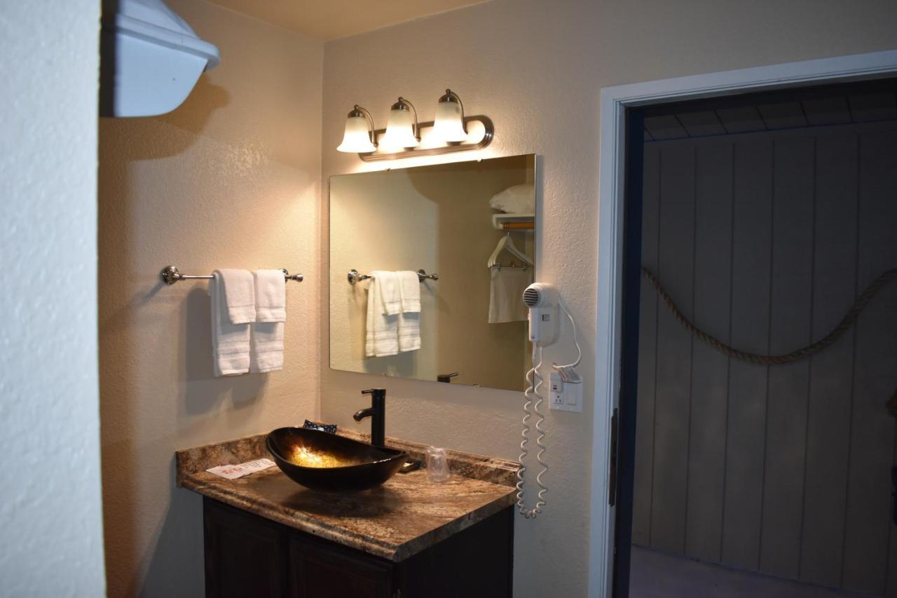 Lighthouse Cove Inn Bandon Exterior photo A bathroom vanity