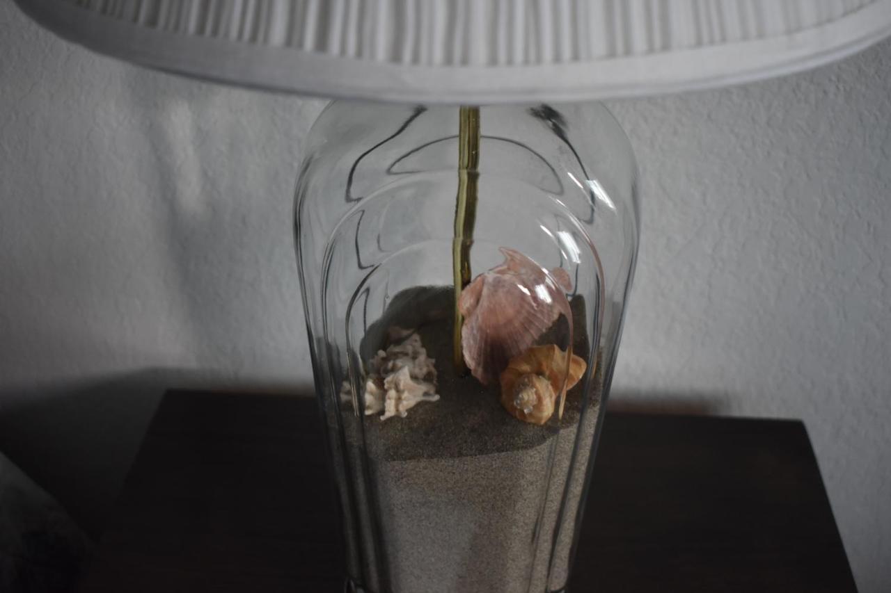 Lighthouse Cove Inn Bandon Exterior photo A lamp with a quartz crystal