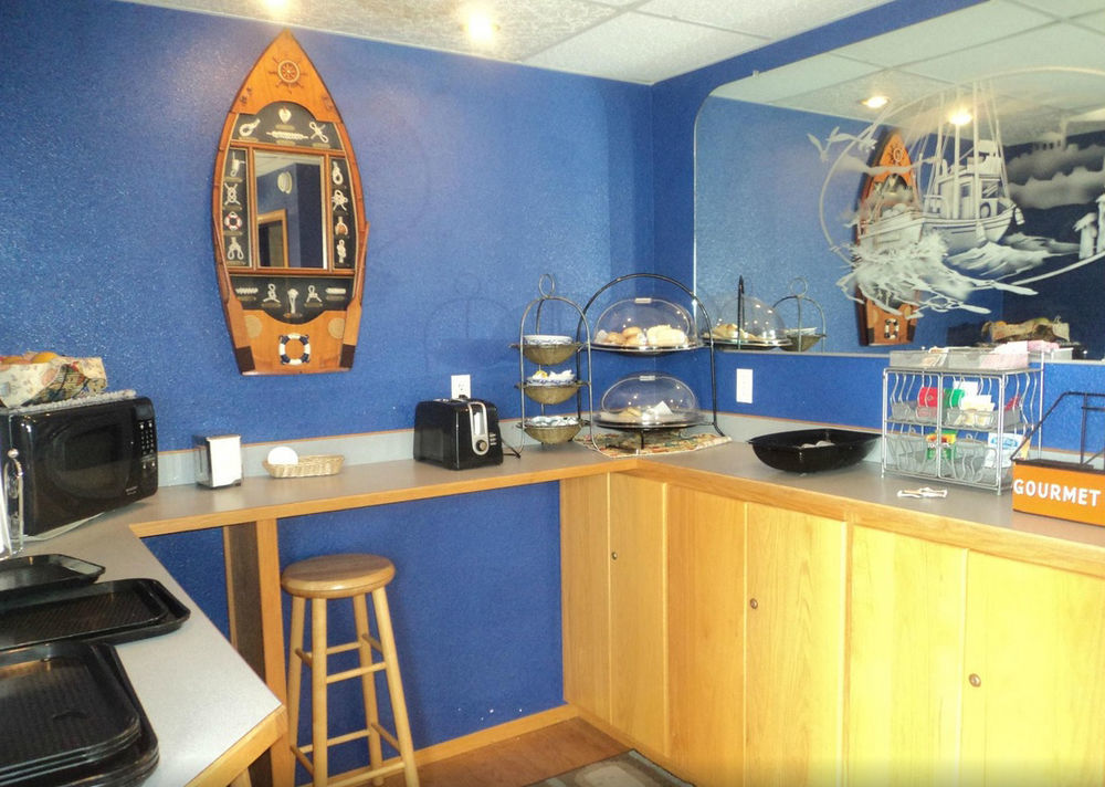Lighthouse Cove Inn Bandon Exterior photo The interior of the station's cafe