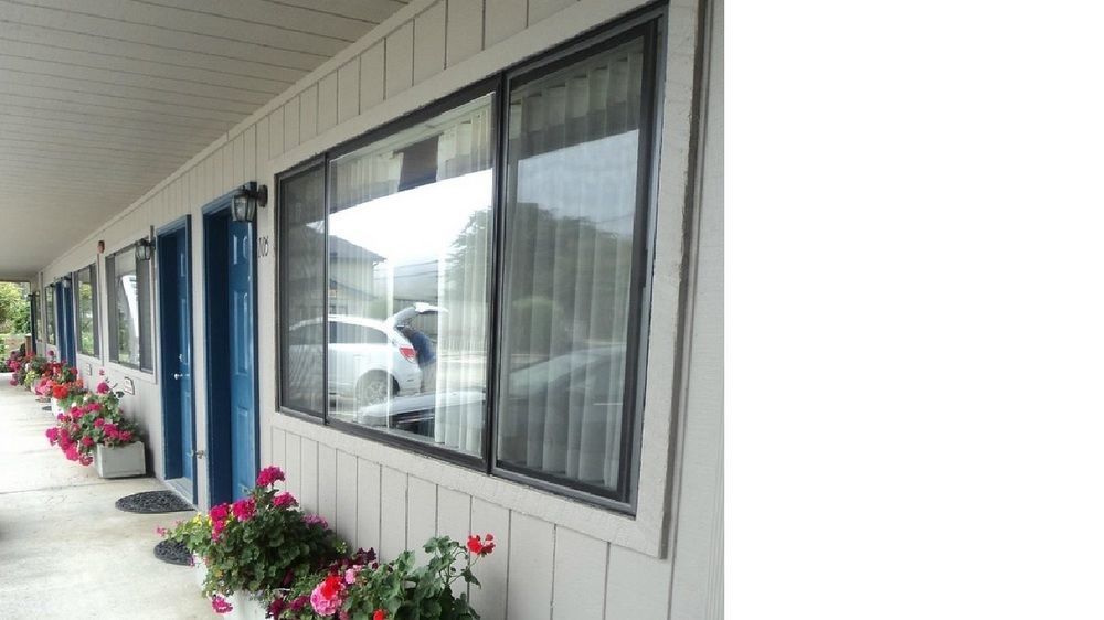 Lighthouse Cove Inn Bandon Exterior photo A set of three sliding windows